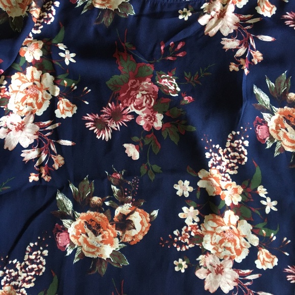 Floral bell sleeve sheer top - Picture 2 of 4